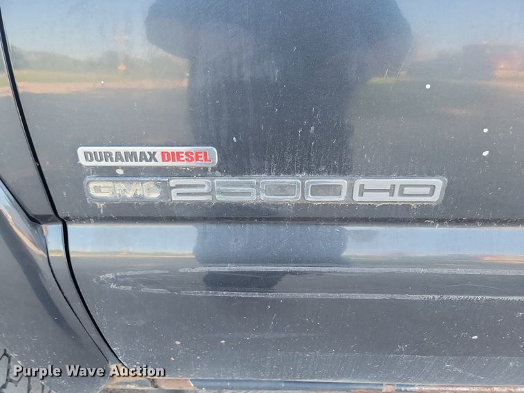 image for item LQ9101 2004 GMC Sierra 2500HD  Ext. Cab flatbed pickup truck