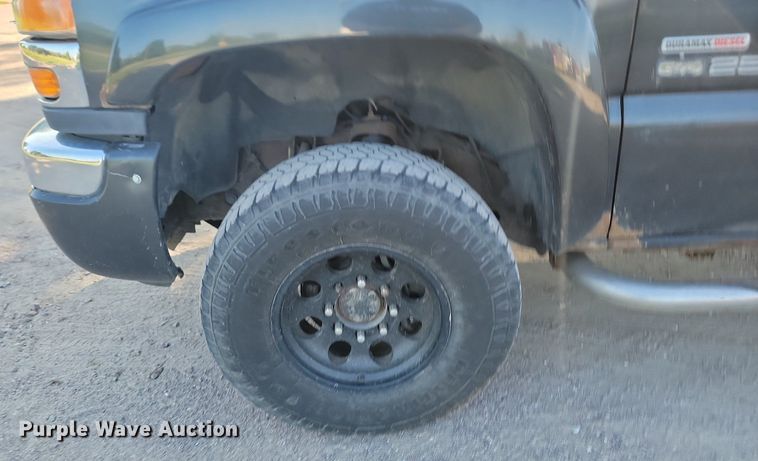 image for item LQ9101 2004 GMC Sierra 2500HD  Ext. Cab flatbed pickup truck