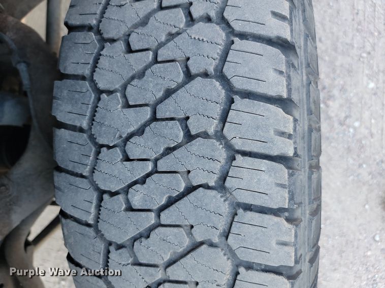 image for item LQ9101 2004 GMC Sierra 2500HD  Ext. Cab flatbed pickup truck