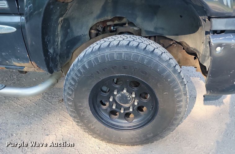 image for item LQ9101 2004 GMC Sierra 2500HD  Ext. Cab flatbed pickup truck