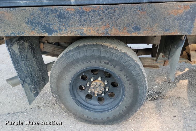 image for item LQ9101 2004 GMC Sierra 2500HD  Ext. Cab flatbed pickup truck