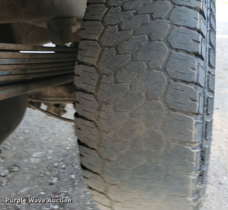 image for item LQ9101 2004 GMC Sierra 2500HD  Ext. Cab flatbed pickup truck