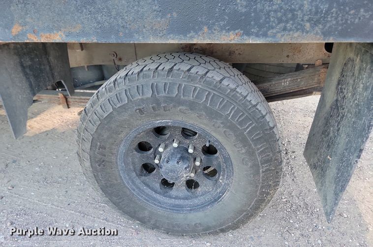 image for item LQ9101 2004 GMC Sierra 2500HD  Ext. Cab flatbed pickup truck