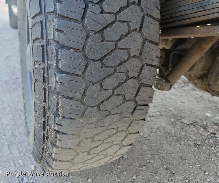 image for item LQ9101 2004 GMC Sierra 2500HD  Ext. Cab flatbed pickup truck