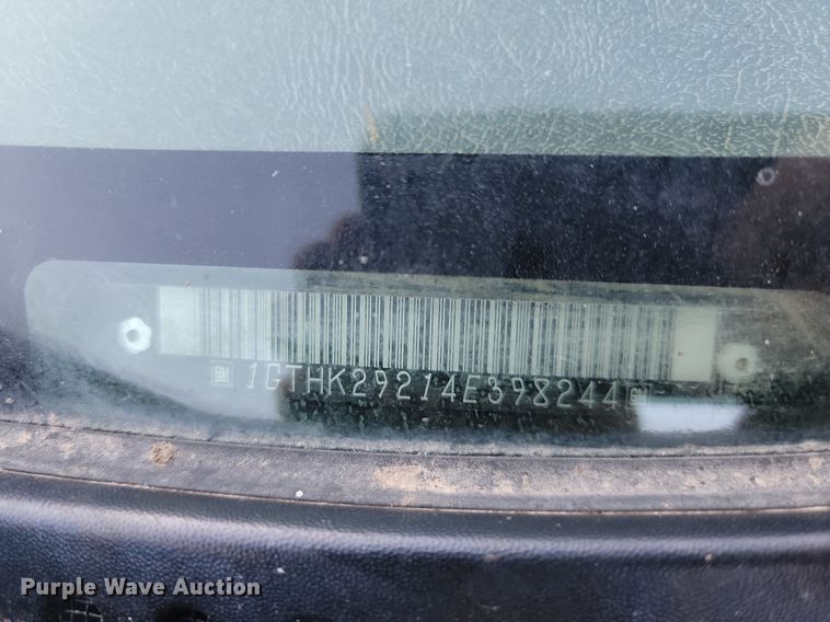 image for item LQ9101 2004 GMC Sierra 2500HD  Ext. Cab flatbed pickup truck