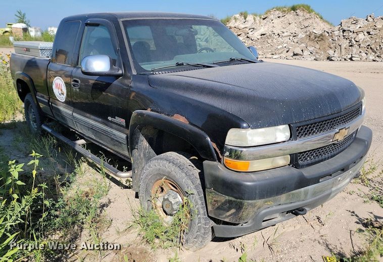 image for item LQ9103 2002 Chevrolet Silverado 2500HD  Ext. Cab pickup truck