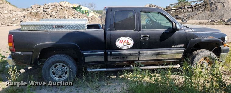 image for item LQ9103 2002 Chevrolet Silverado 2500HD  Ext. Cab pickup truck