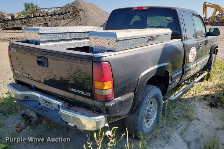 image for item LQ9103 2002 Chevrolet Silverado 2500HD  Ext. Cab pickup truck