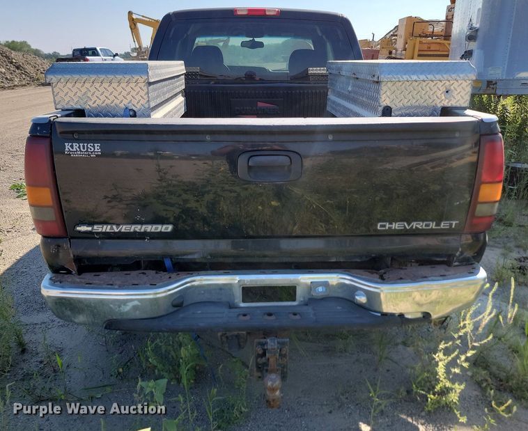 image for item LQ9103 2002 Chevrolet Silverado 2500HD  Ext. Cab pickup truck