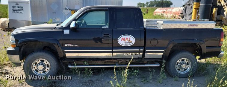 image for item LQ9103 2002 Chevrolet Silverado 2500HD  Ext. Cab pickup truck