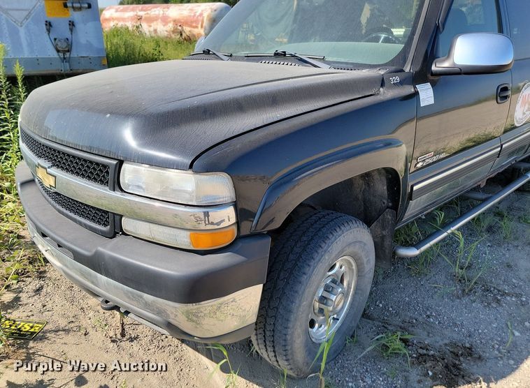 image for item LQ9103 2002 Chevrolet Silverado 2500HD  Ext. Cab pickup truck