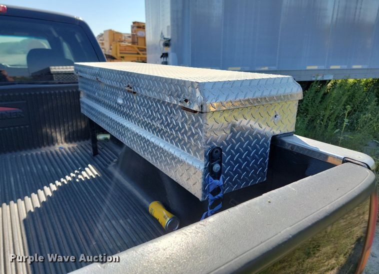 image for item LQ9103 2002 Chevrolet Silverado 2500HD  Ext. Cab pickup truck