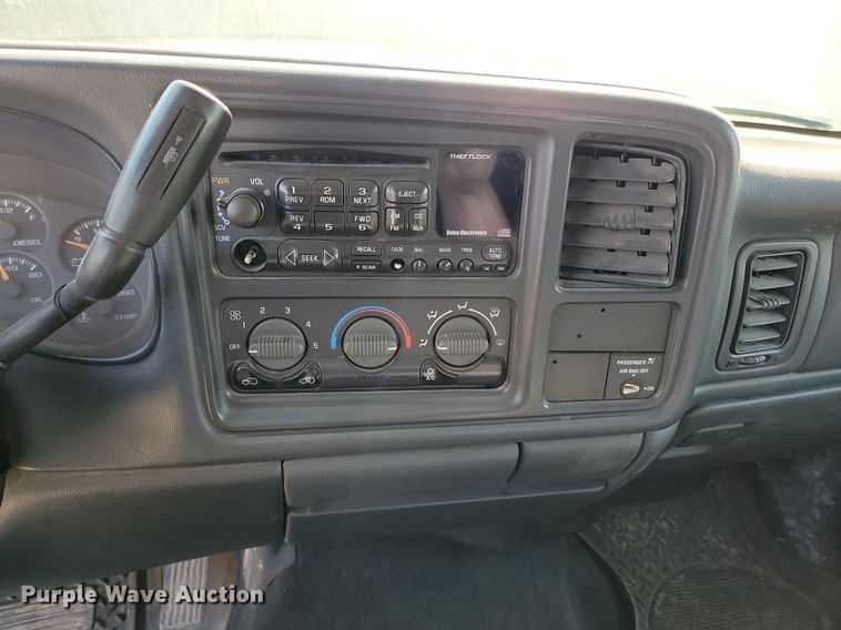 image for item LQ9103 2002 Chevrolet Silverado 2500HD  Ext. Cab pickup truck