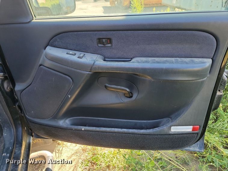 image for item LQ9103 2002 Chevrolet Silverado 2500HD  Ext. Cab pickup truck