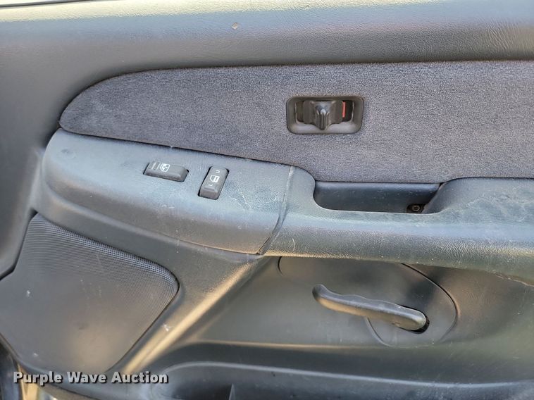 image for item LQ9103 2002 Chevrolet Silverado 2500HD  Ext. Cab pickup truck