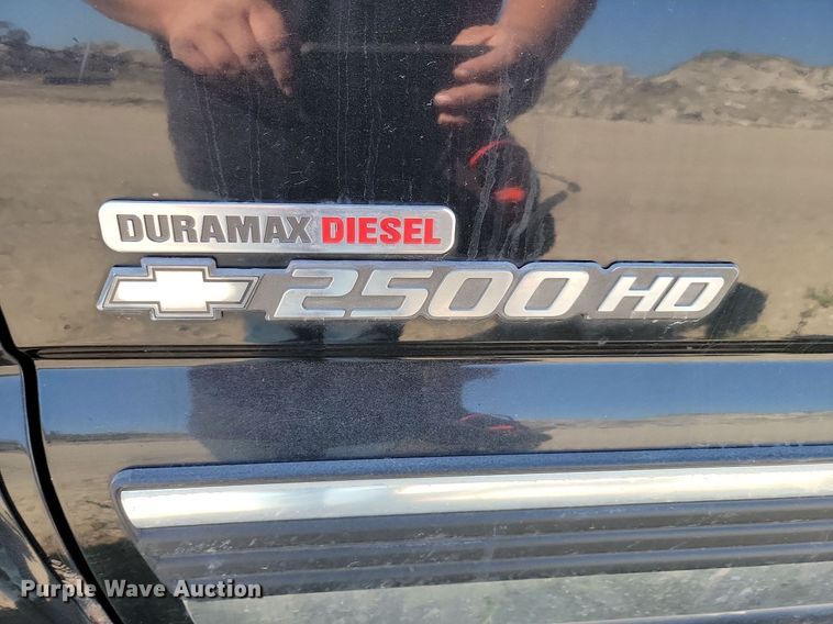 image for item LQ9103 2002 Chevrolet Silverado 2500HD  Ext. Cab pickup truck