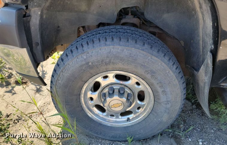 image for item LQ9103 2002 Chevrolet Silverado 2500HD  Ext. Cab pickup truck