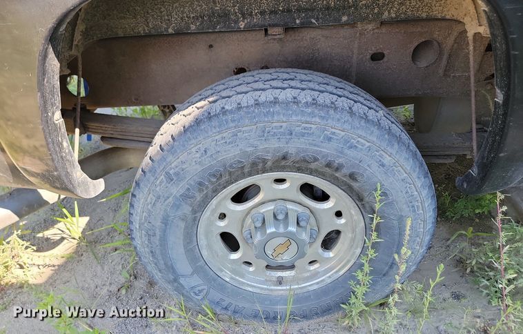 image for item LQ9103 2002 Chevrolet Silverado 2500HD  Ext. Cab pickup truck