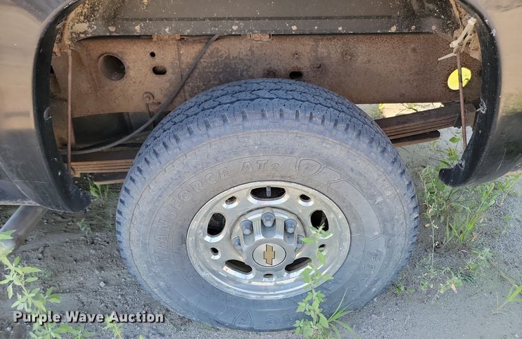 image for item LQ9103 2002 Chevrolet Silverado 2500HD  Ext. Cab pickup truck