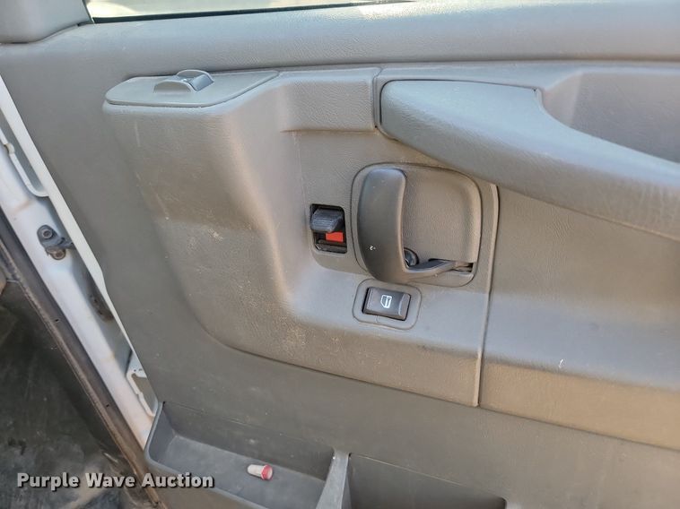 image for item LQ9233 2006 GMC 2500 Savana  van