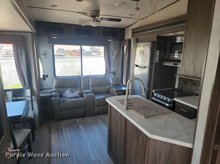 image for item LQ9235 2019 Artic Wolf 295QSL875  camper