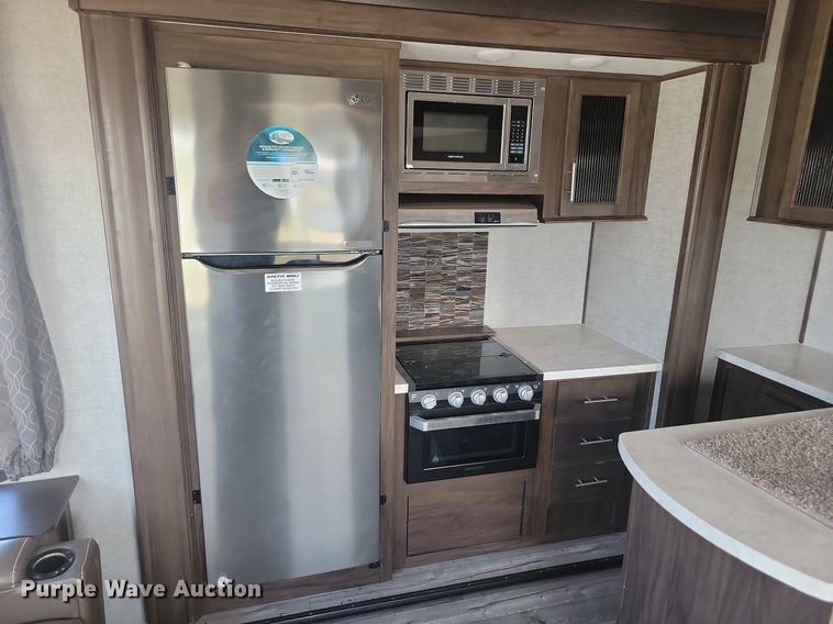 image for item LQ9235 2019 Artic Wolf 295QSL875  camper