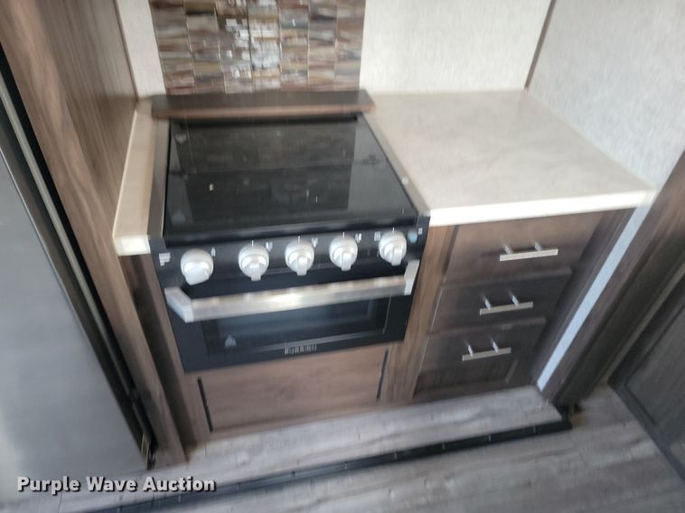 image for item LQ9235 2019 Artic Wolf 295QSL875  camper