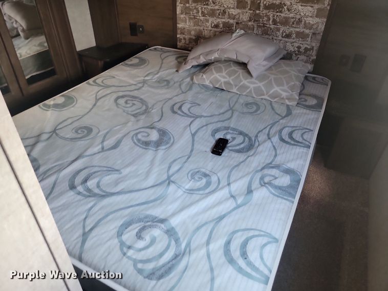 image for item LQ9235 2019 Artic Wolf 295QSL875  camper