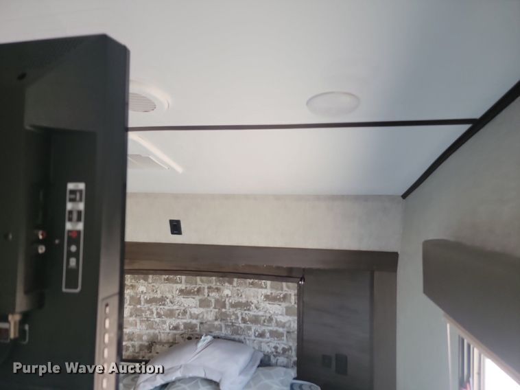 image for item LQ9235 2019 Artic Wolf 295QSL875  camper