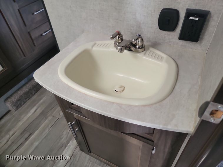 image for item LQ9235 2019 Artic Wolf 295QSL875  camper