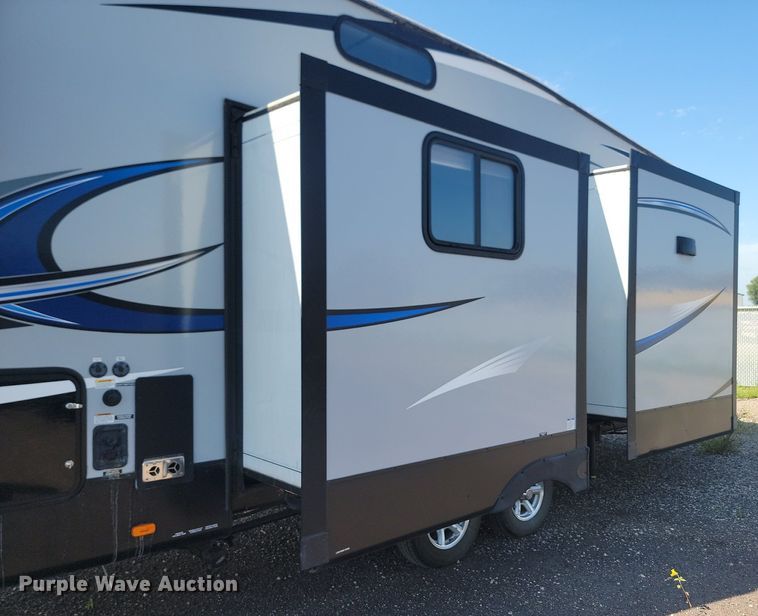 image for item LQ9235 2019 Artic Wolf 295QSL875  camper