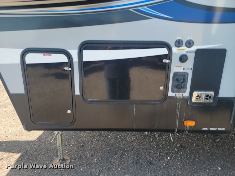 image for item LQ9235 2019 Artic Wolf 295QSL875  camper