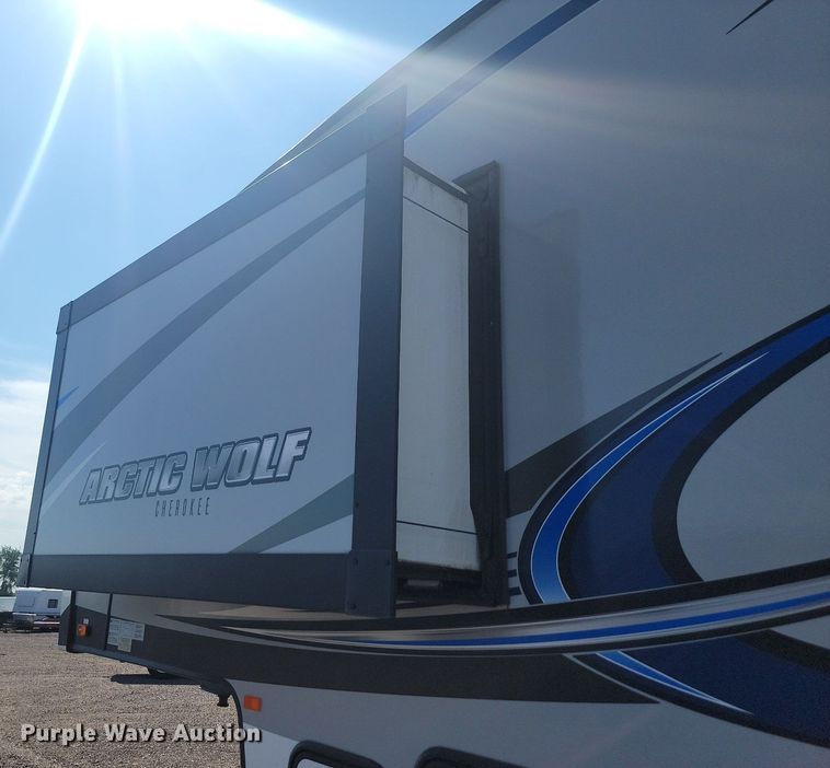 image for item LQ9235 2019 Artic Wolf 295QSL875  camper