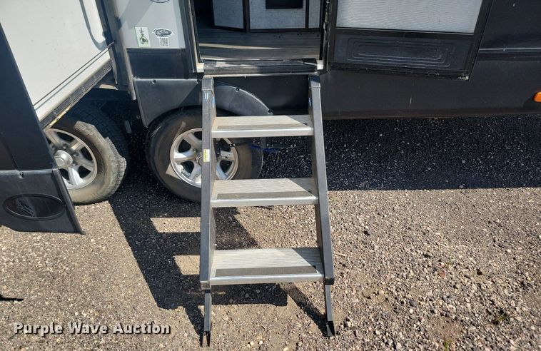 image for item LQ9235 2019 Artic Wolf 295QSL875  camper