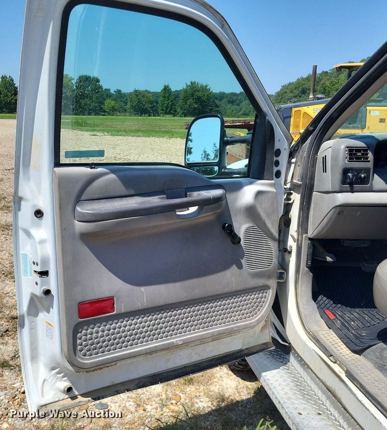 image for item LS9686 2001 Ford F350 Super Duty XL  Crew Cab utility bed pickup truck