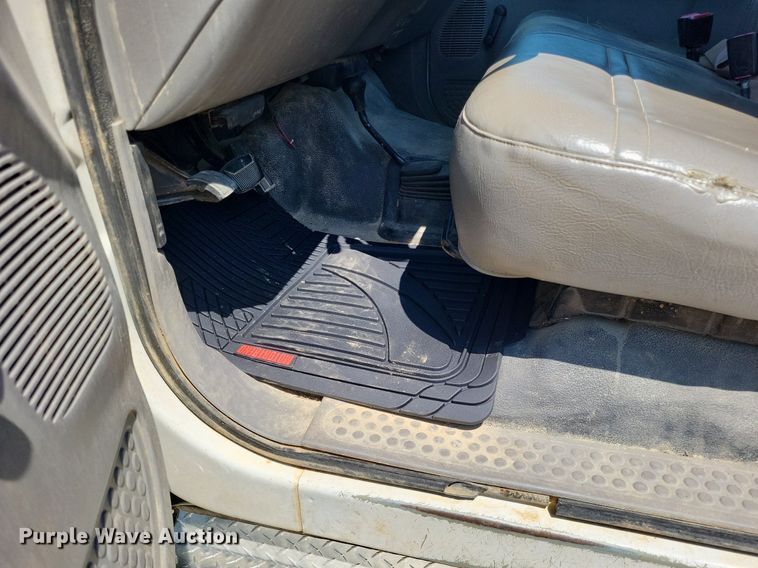 image for item LS9686 2001 Ford F350 Super Duty XL  Crew Cab utility bed pickup truck