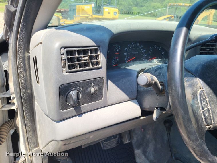 image for item LS9686 2001 Ford F350 Super Duty XL  Crew Cab utility bed pickup truck