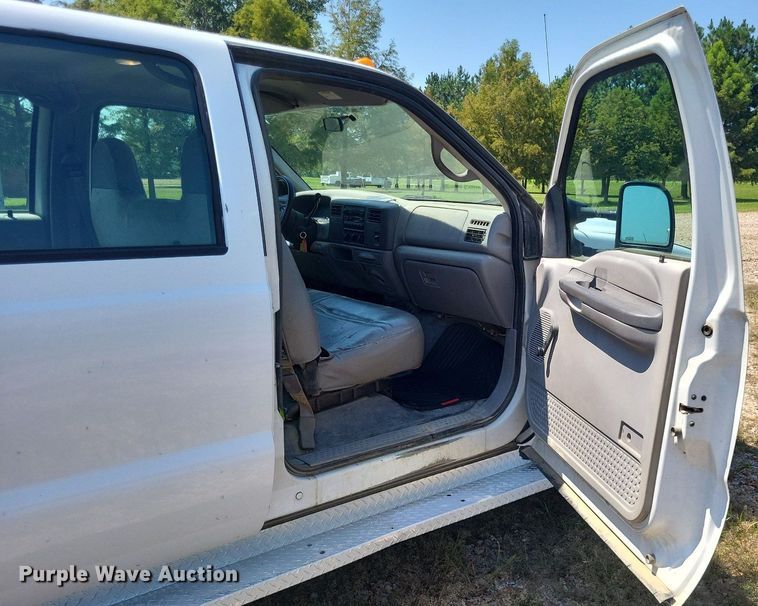 image for item LS9686 2001 Ford F350 Super Duty XL  Crew Cab utility bed pickup truck