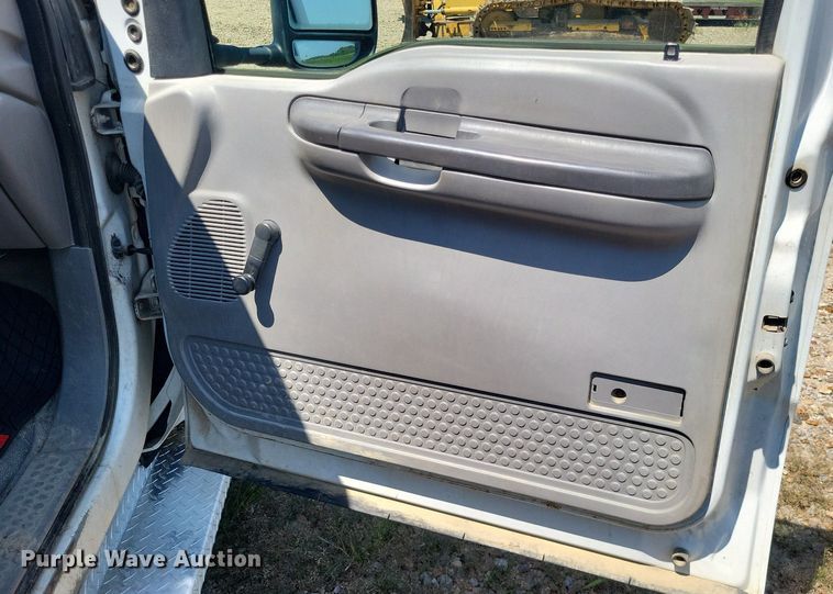 image for item LS9686 2001 Ford F350 Super Duty XL  Crew Cab utility bed pickup truck