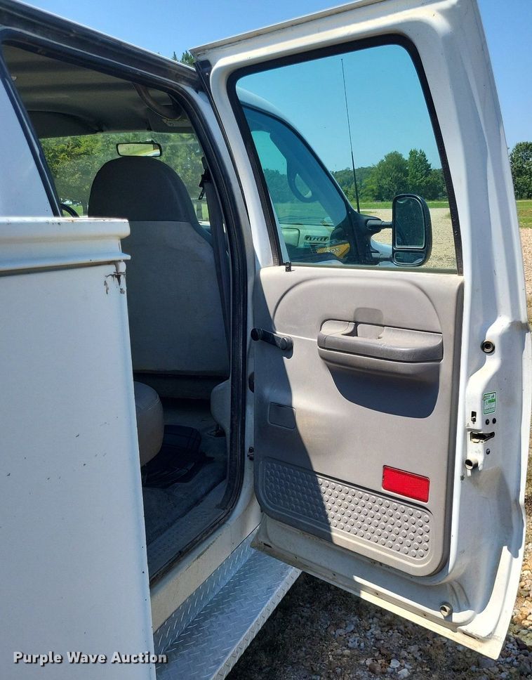 image for item LS9686 2001 Ford F350 Super Duty XL  Crew Cab utility bed pickup truck