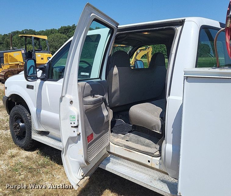 image for item LS9686 2001 Ford F350 Super Duty XL  Crew Cab utility bed pickup truck