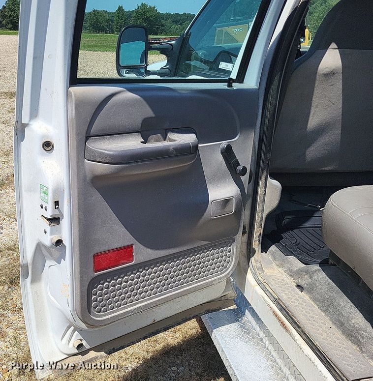 image for item LS9686 2001 Ford F350 Super Duty XL  Crew Cab utility bed pickup truck