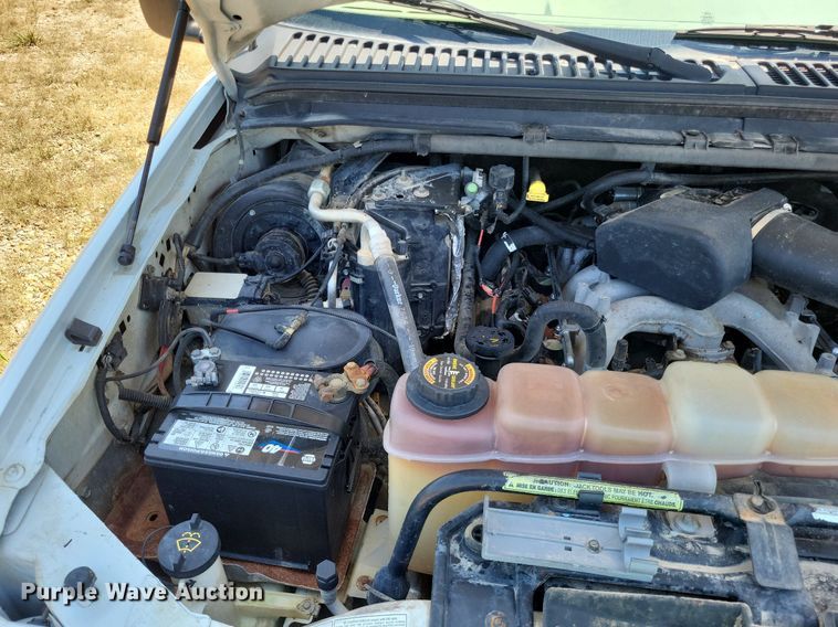 image for item LS9686 2001 Ford F350 Super Duty XL  Crew Cab utility bed pickup truck