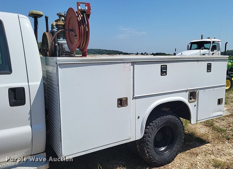 image for item LS9686 2001 Ford F350 Super Duty XL  Crew Cab utility bed pickup truck