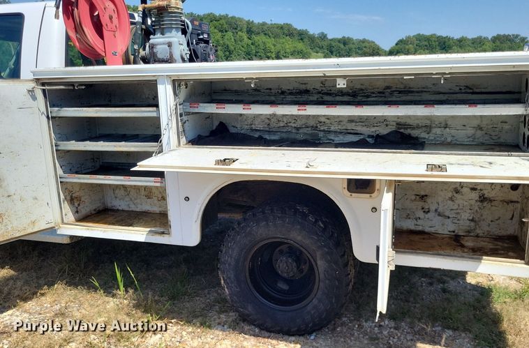 image for item LS9686 2001 Ford F350 Super Duty XL  Crew Cab utility bed pickup truck