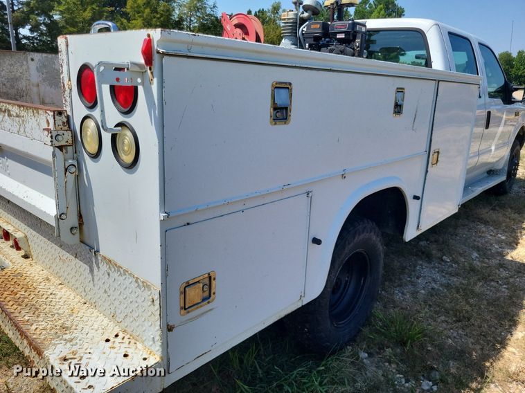 image for item LS9686 2001 Ford F350 Super Duty XL  Crew Cab utility bed pickup truck