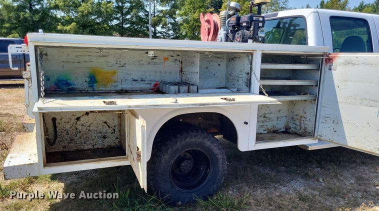 image for item LS9686 2001 Ford F350 Super Duty XL  Crew Cab utility bed pickup truck