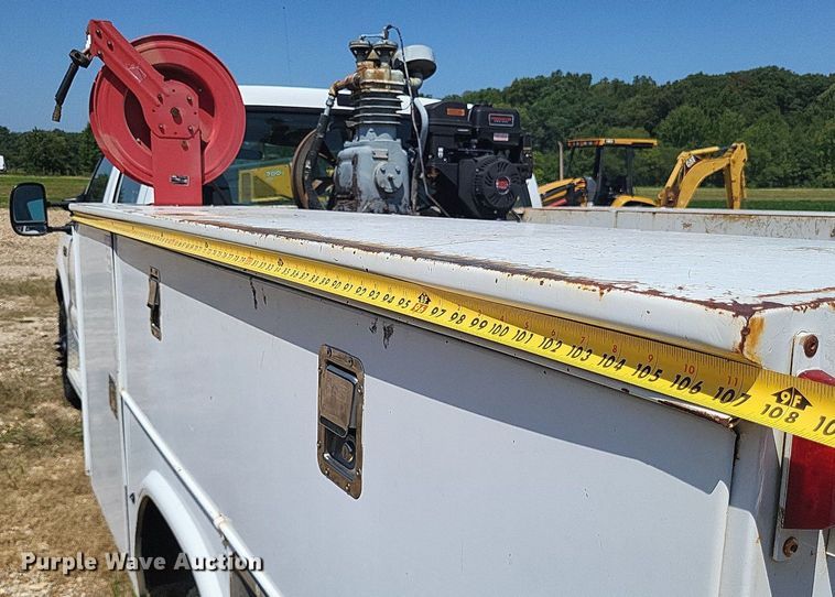 image for item LS9686 2001 Ford F350 Super Duty XL  Crew Cab utility bed pickup truck