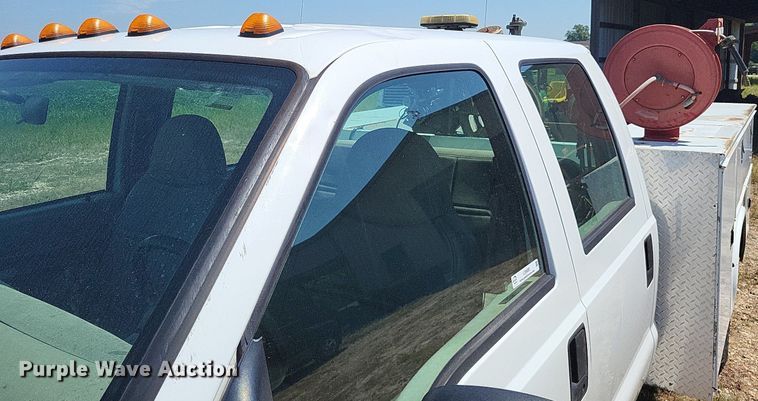 image for item LS9686 2001 Ford F350 Super Duty XL  Crew Cab utility bed pickup truck