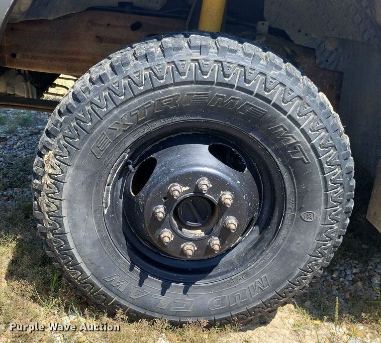 image for item LS9686 2001 Ford F350 Super Duty XL  Crew Cab utility bed pickup truck